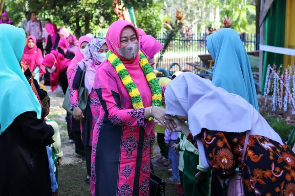 Bunda PAUD Kabupaten Siak Rasidah Alfedri, mengunjungi TK Aisyiyah Bustanul Athfal