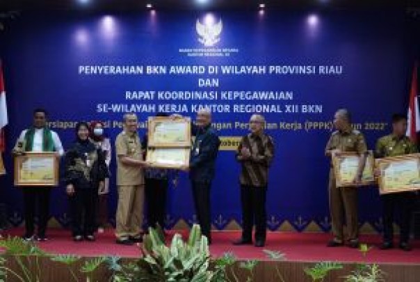 Saat penyerahan penghargaan