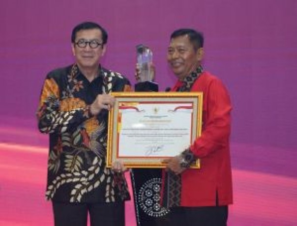 Kakanwil Kemenkumham Riau saat terima penghargaan JDIHN 
