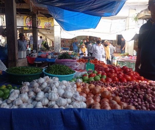 Pedagang cabai dan bawang di Pasar Limapuluh Pekanbaru. Foto: Surya/Riau1.