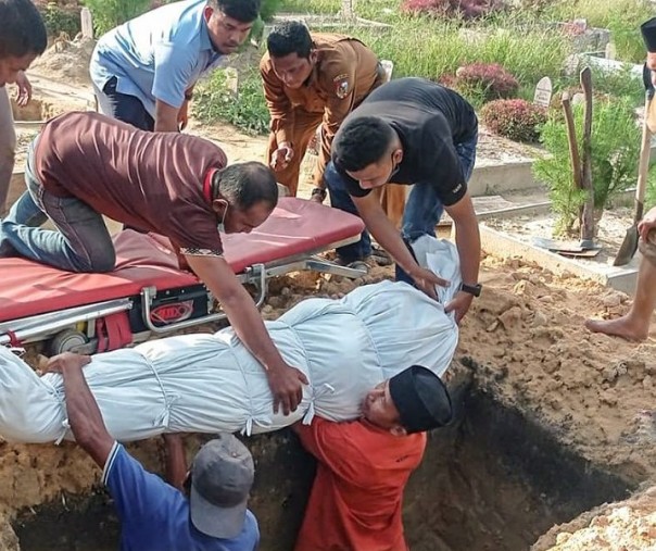 Dinsos Pekanbaru memakamkan orang terlantar menderita tumor ganas di TPU Palas, Kecamatan Rumbai Barat, pada 18 Oktober 2022. Foto: Istimewa. 