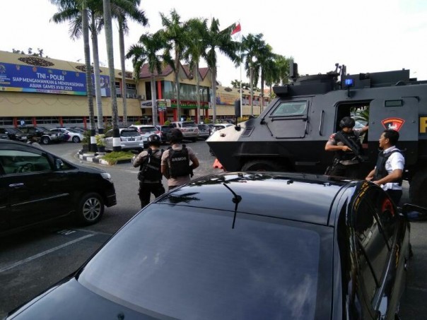 Petugas bersenjata lengkap saat teror di Mapolda Riau Rabu lalu. 