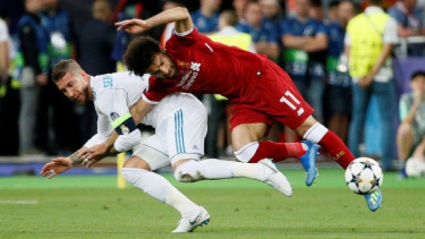 Insiden Sergio Ramos terhadap Mohamed Salah. 