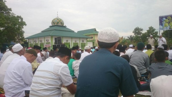 Jamaah Sholat Idul Fitri memenuhi lapangan samping Masjid Nurul Jannah Jalan Cipta Karya Panam, Pekanbaru. 