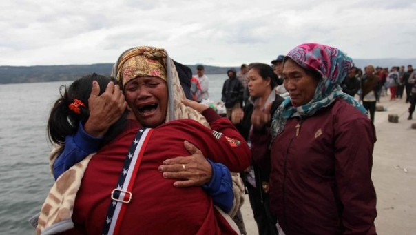 Keluarga korban menangis histeris menunggu di posko pencarian di Danau Toba. 