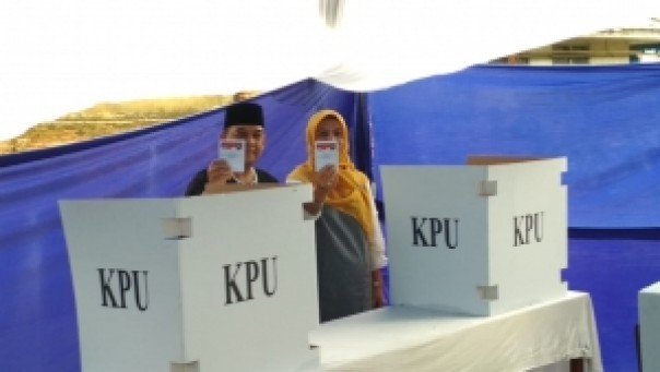 Edy Natar Nasution dan istrinya di TPS 11 Rintis. 