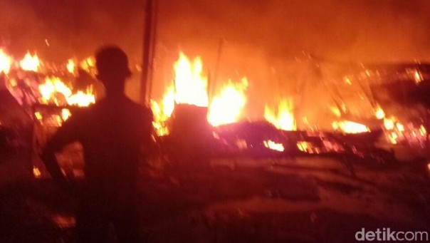 Kebakaran rumah dan kios di bawah Jembatan Siak 3 Pekanbaru.