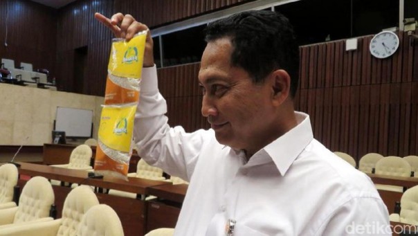 Dirut Bulog Budi Waseso memperlihatkan beras sachet 200 gram seharga Rp 2.500 per sachet.
