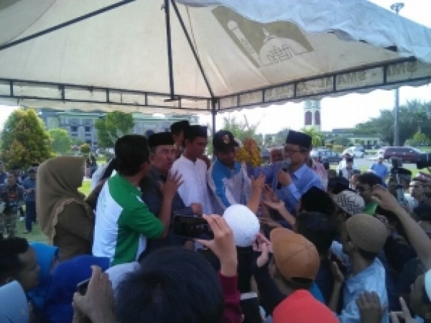 Ustadz Abdul Somad, Syamsuar, Ayat Cahyadi dan masyarakat foto bersama usai panen buah kurma di halaman Masjid An Nur Pekanbaru. 