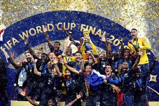 Pemain Prancis meluapkan kegembiraannya mengangkat Trofi Piala Dunia 2018.
