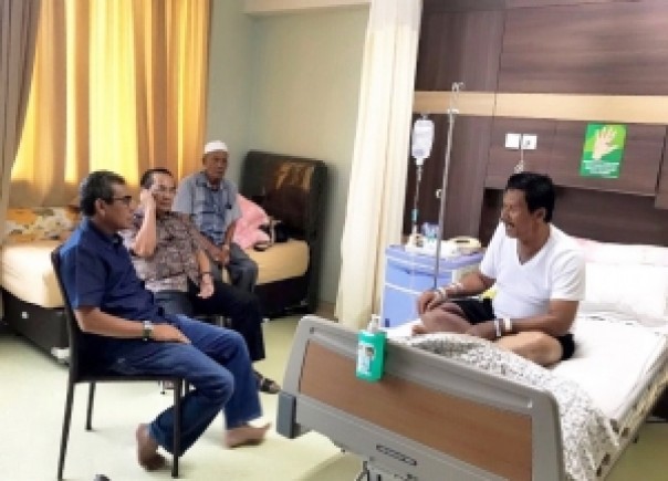 Mursini saat menjenguk Sukarmis di RS Awal Bros Pekanbaru. 