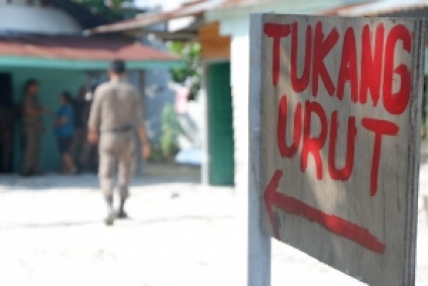 Satpol PP Pekanbaru merazia panti pijat dan kos-kosan.
