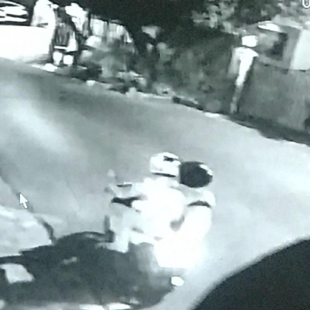 Dua orang naik motor yang membom molotov rumah Kapitra Ampera yang terekam CCTV. 
