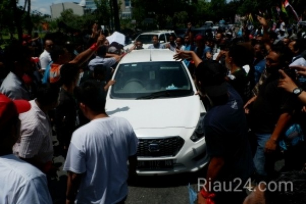 Driver Go Car dan Gojek demo di depan Kantor Walikota Pekanbaru. 